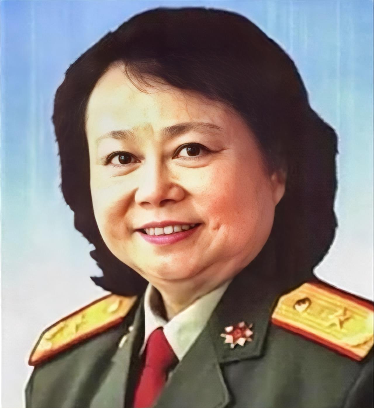 父亲是开国少将，1962年，19岁的她参军入伍，进入解放军外国语学院学习。从济南