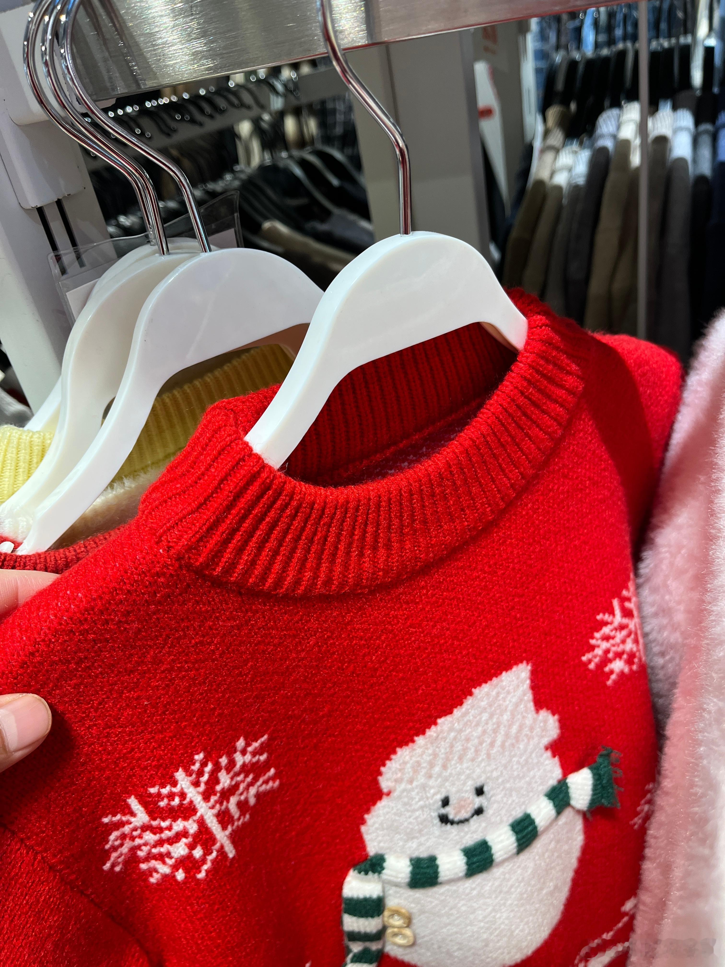 为什么现在的衣服领子做那么小，穿麻烦，脱也麻烦，图二才是标准的领口，这样的领子穿