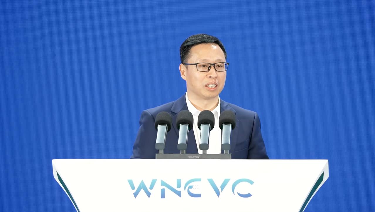在第七届世界新能源汽车大会上，华为@靳玉志 表示，汽车产业正进行“三波浪潮”变革