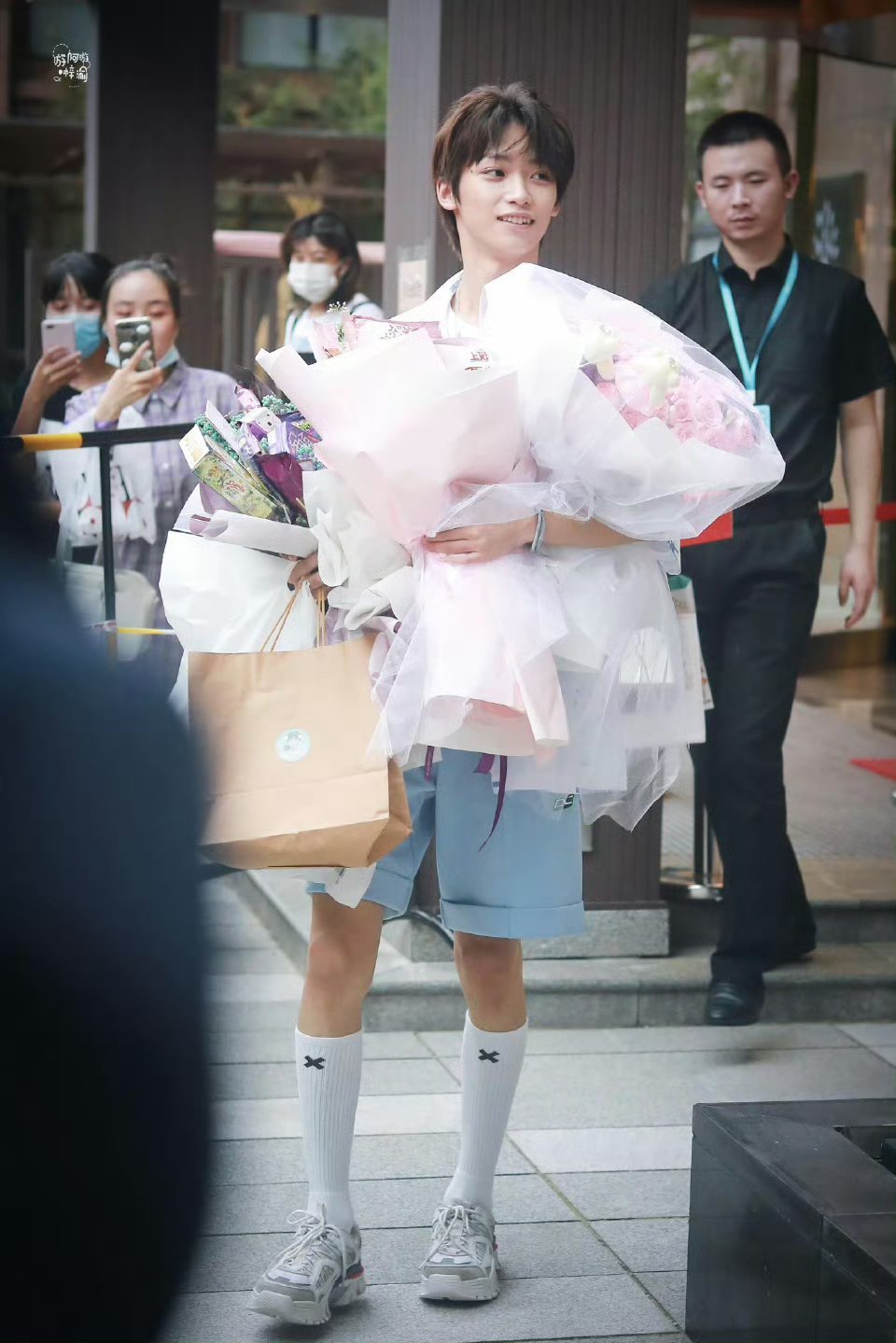 请求梓渝小腿袜返场。。。。完全是小女孩啊 ​​​