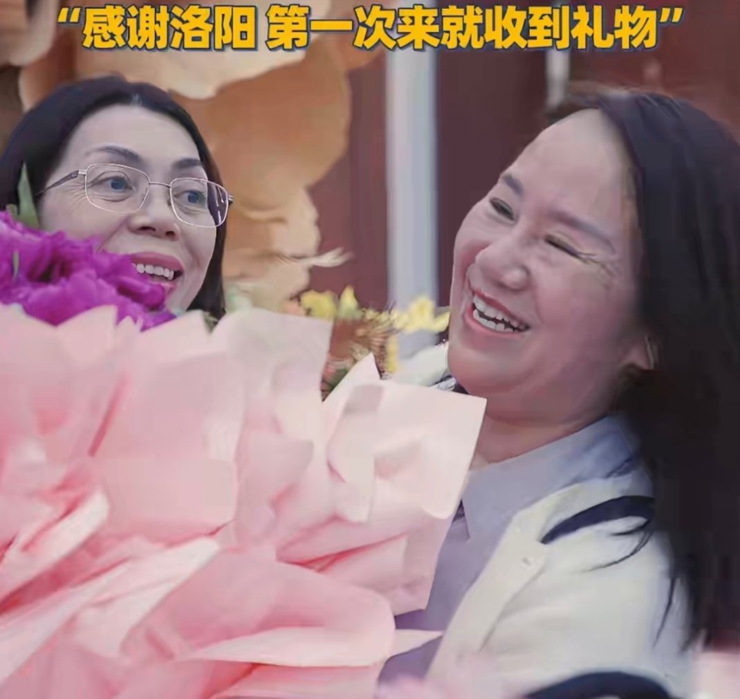 外籍友人组团来洛阳赏花 四月的洛阳，牡丹开得正盛，连空气里都飘着国色天香。一群来