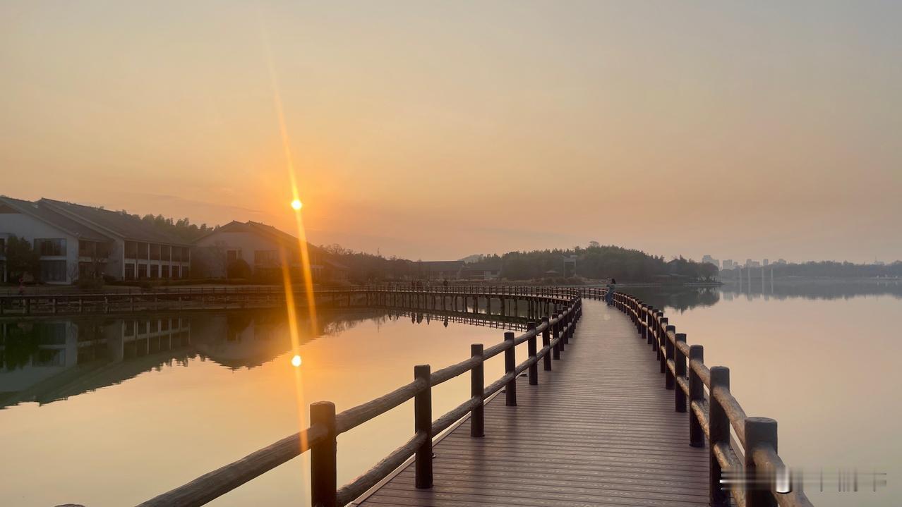 《冬暮叙事》

栈桥在冬暮里
夕晖在云层下
行得太轻太慢
湖面俯身收拾釉彩时
不