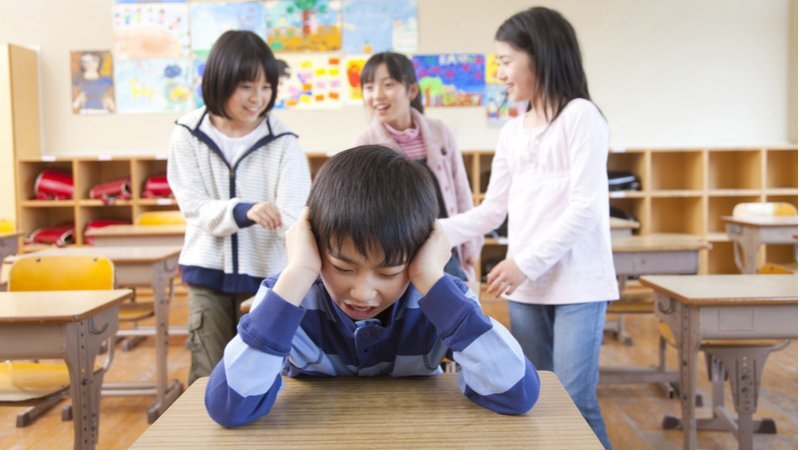 日本校园霸凌事件创下历史新高，2024财年共报告近77万起，涉及全国逾八成学校。