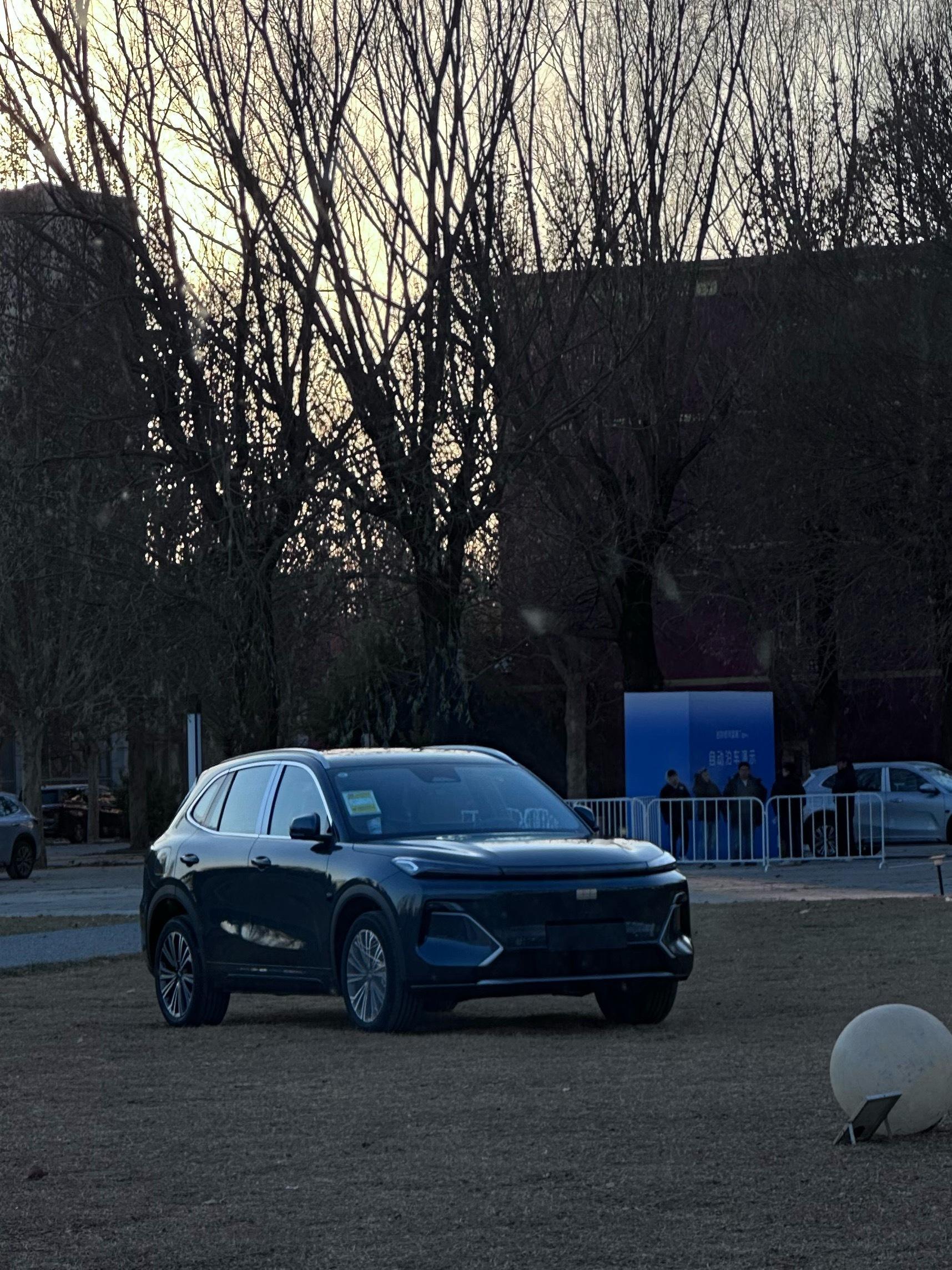 2026款吉利银河星舰7EM-i2026款银河星舰7 EM-i是真的懂家用！续航