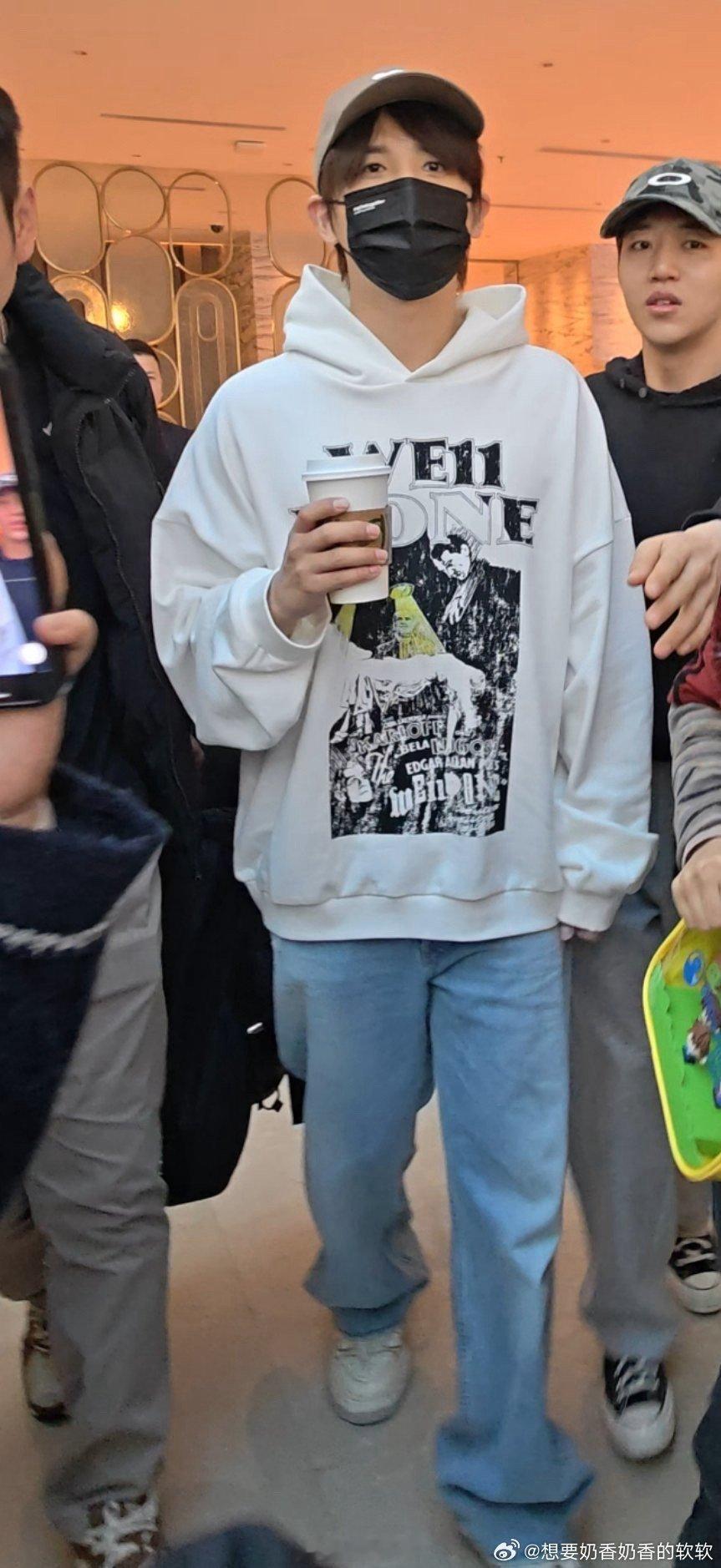 张远唱完娃娃脸重返二十岁 深圳卫视春晚舞台上，张远一曲《娃娃脸》魅力四射！他青春