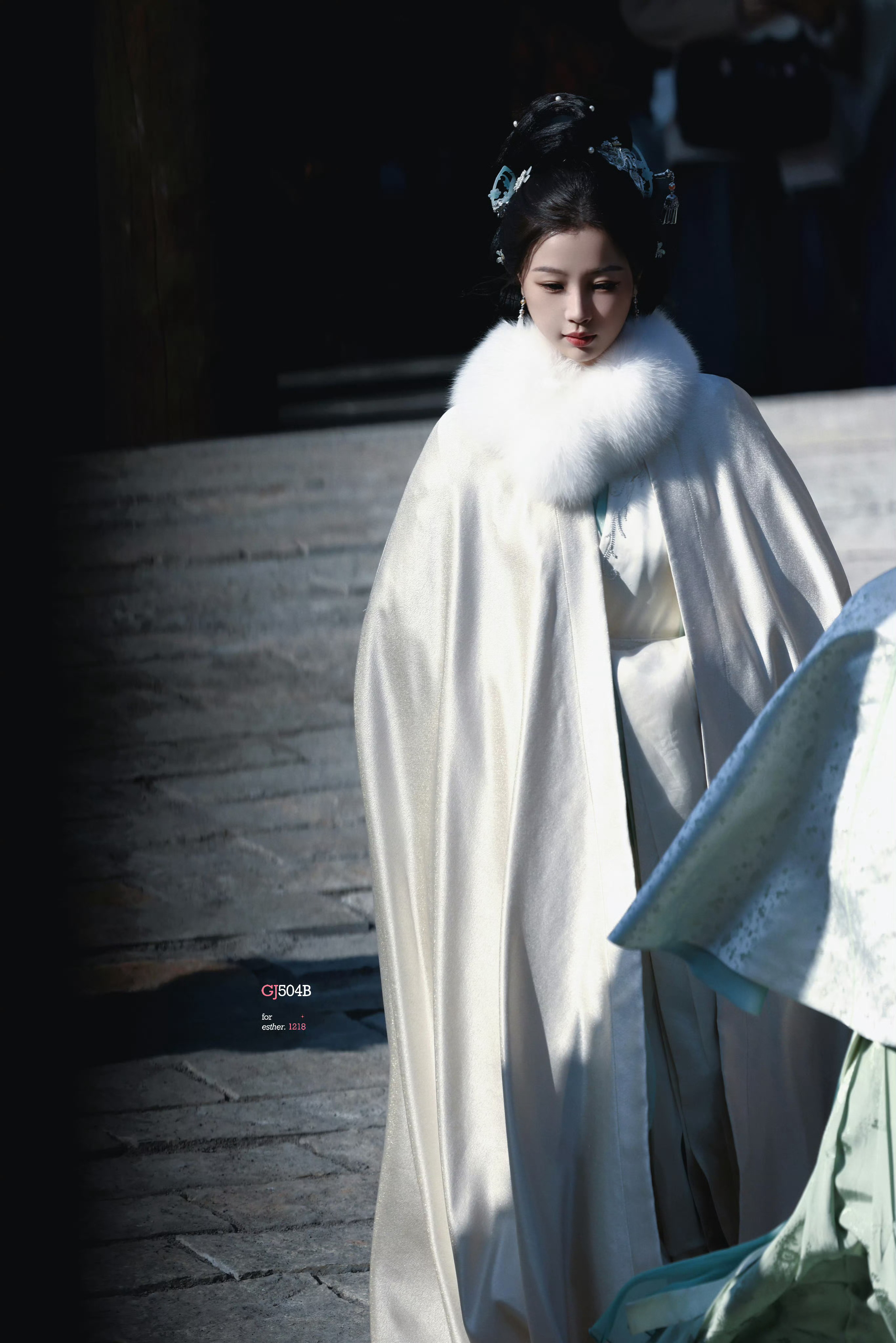 今天是可爱主母*^o^*虞书欣 《云初令》云初☽ 白衣+斗篷 