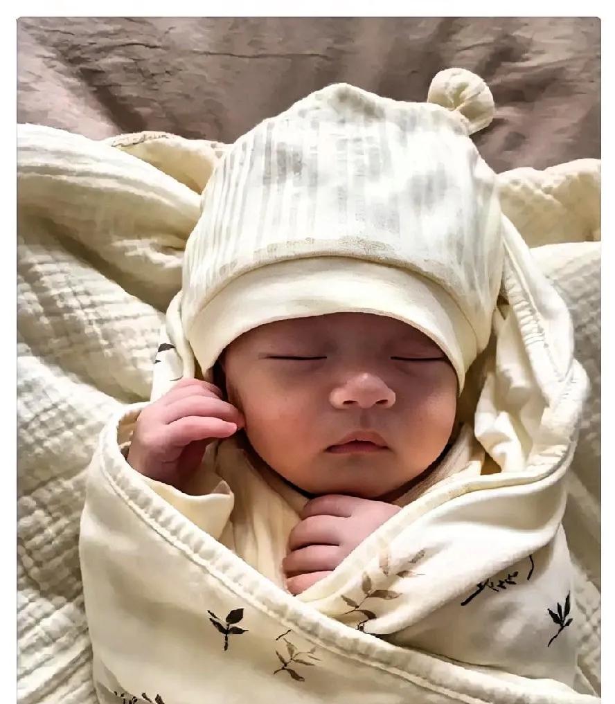 陕西女子羊水栓塞离世，丈夫想把女儿送人，只因想再生个儿子。
 
陕西一女子分娩时