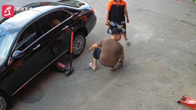 “太离谱了！”江苏常州，一维修师傅正给一辆奔驰E300补胎，把卸下来的4颗原厂螺