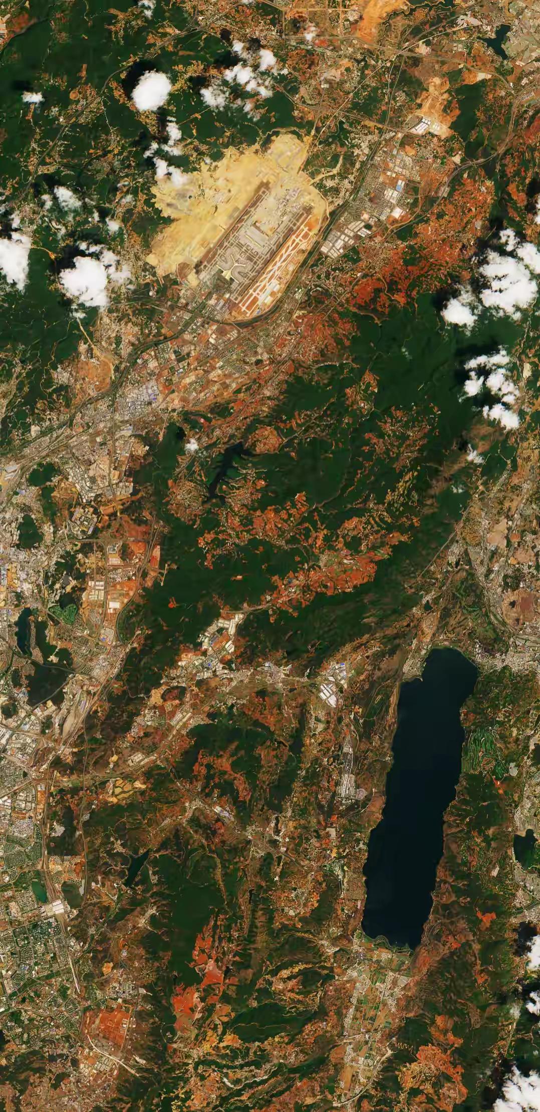 这是哪里的机场，看样子山上大树很少，怎么都是黄土！