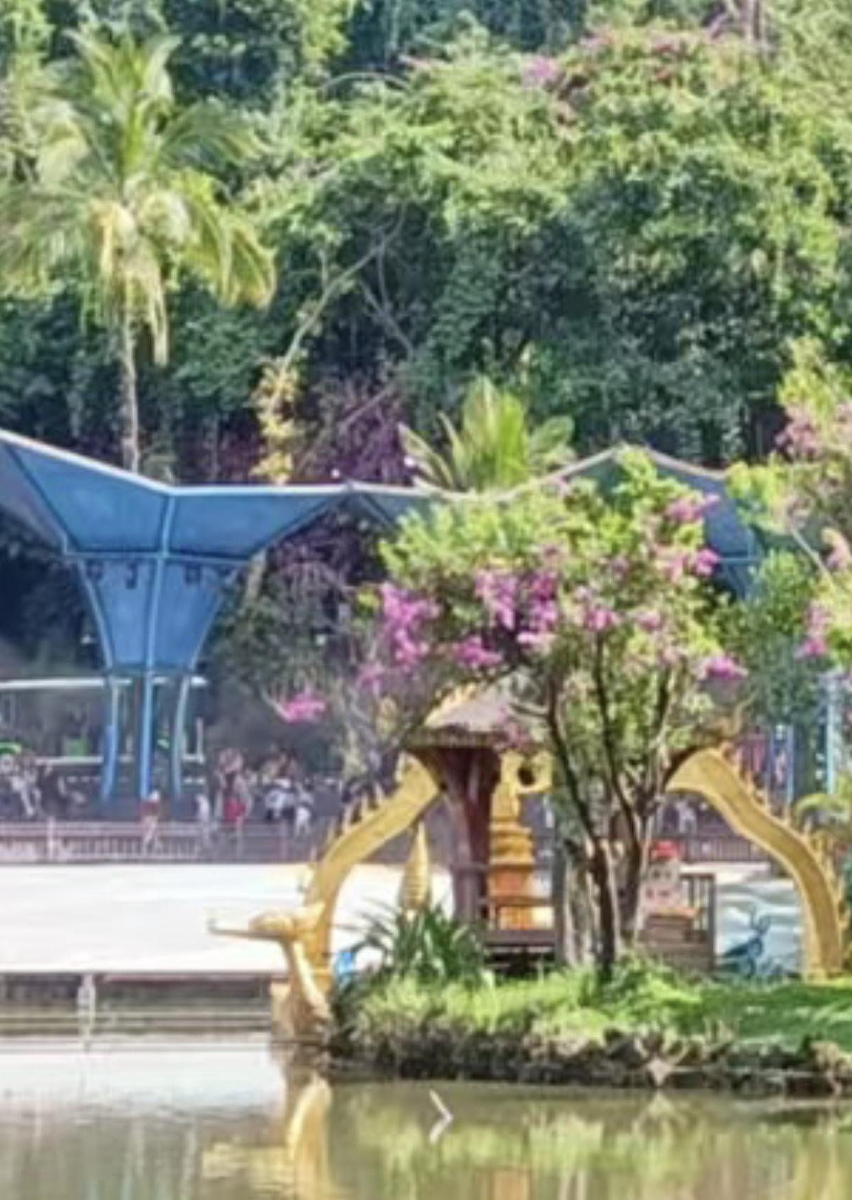 上联：小桥流水桃花艳，求下联对，曲径清风柳丝青。