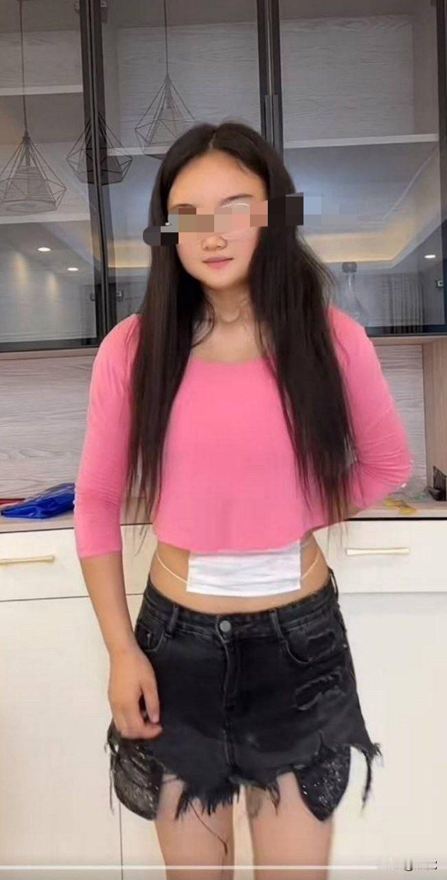 抖音曾经的百万粉柔术女网红
肖hl媚黑遭曝光
看到老外就想要搭讪
谄媚十足
其中