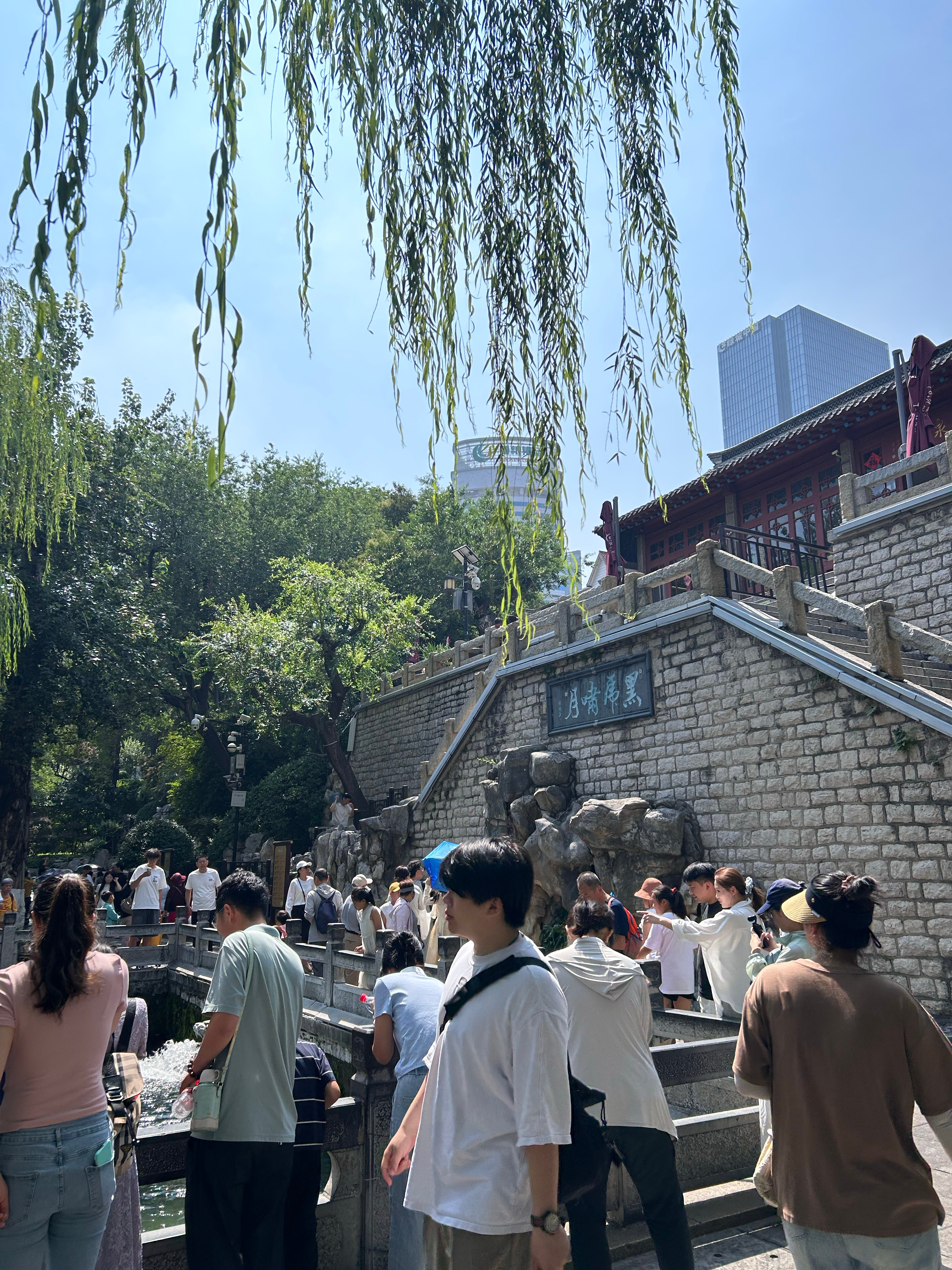 就弱弱的问一下图中黑虎泉景区这四个字咋念？黑虎啸月？我要上同城精选 济南·天下第