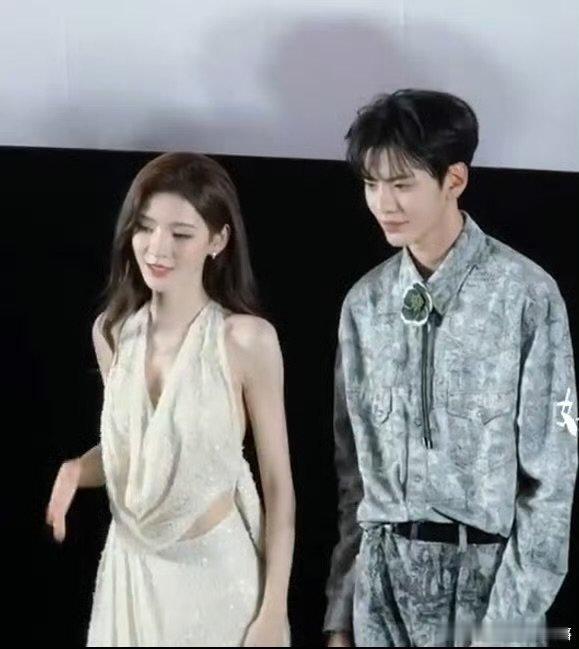 张予曦毕雯珺cha了美美桑内 张予曦毕雯珺跳cha了美美桑内，动作好轻巧啊！看一