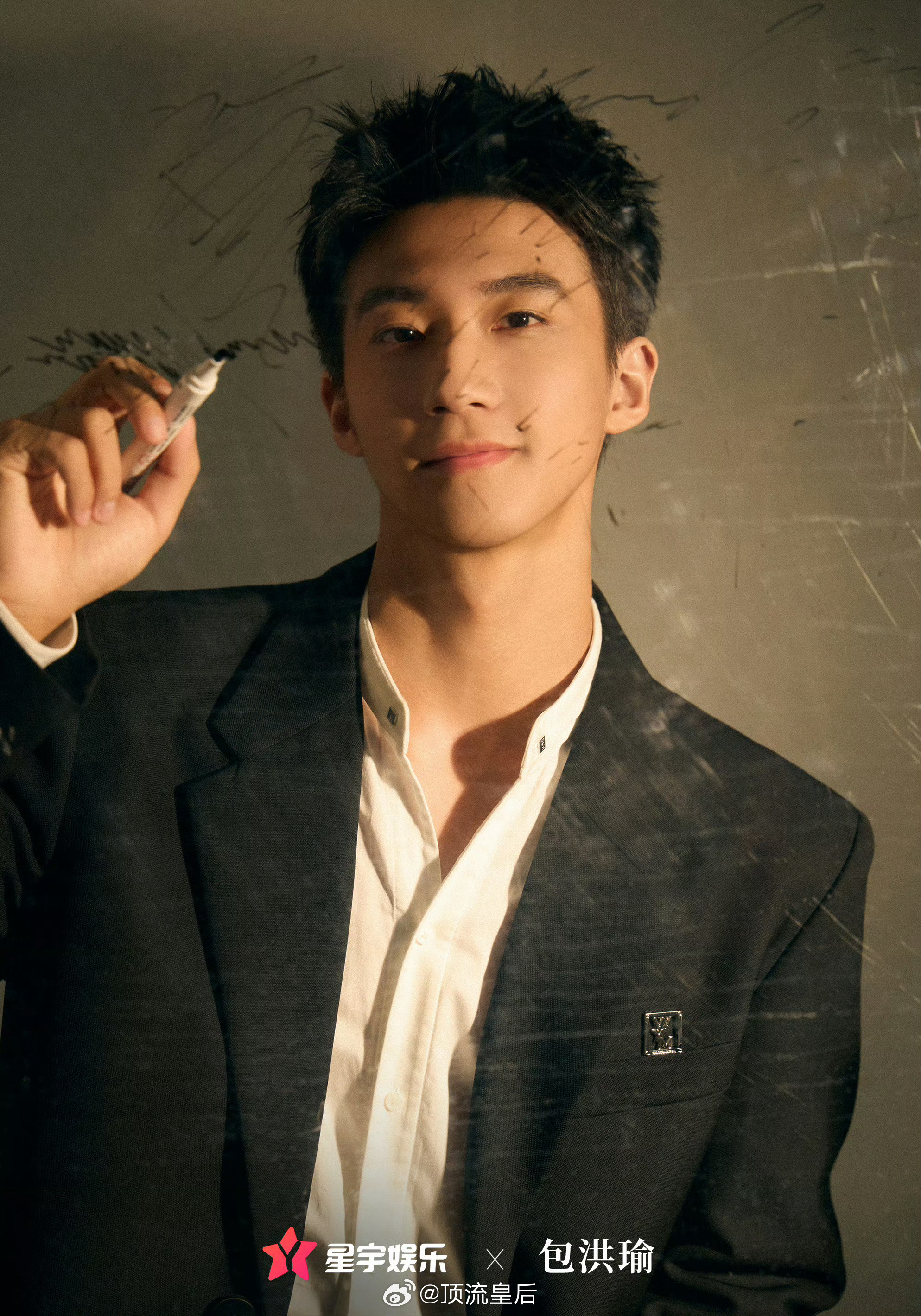 黄景瑜新签的艺人包洪瑜哈哈哈，我看到有人评价他是来内娱当兵2.0版本。 ​​​