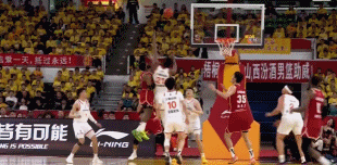 意外受伤！CBA常规赛山西对阵上海比赛第二节突发伤病：上海男篮外援洛夫顿强攻不中