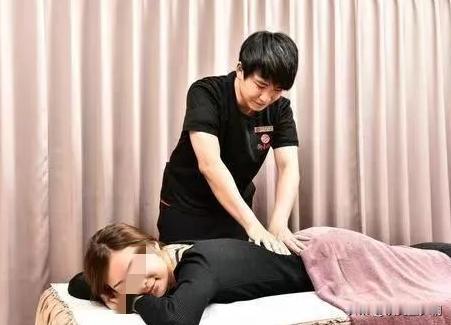 白嫖成功？2023年山西一女子到按摩店放松，男技师在按摩过程中竟把手伸进女子内裤