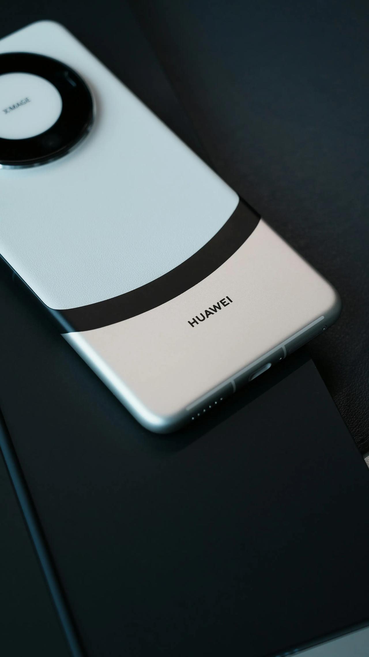 手拍了几张华为Mate 60 Pro+，丹青弧一绝！这个设计是划时代的一笔！