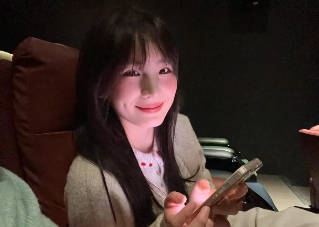 在电影院拍照真的绝！
电影当然要和好朋友一起看