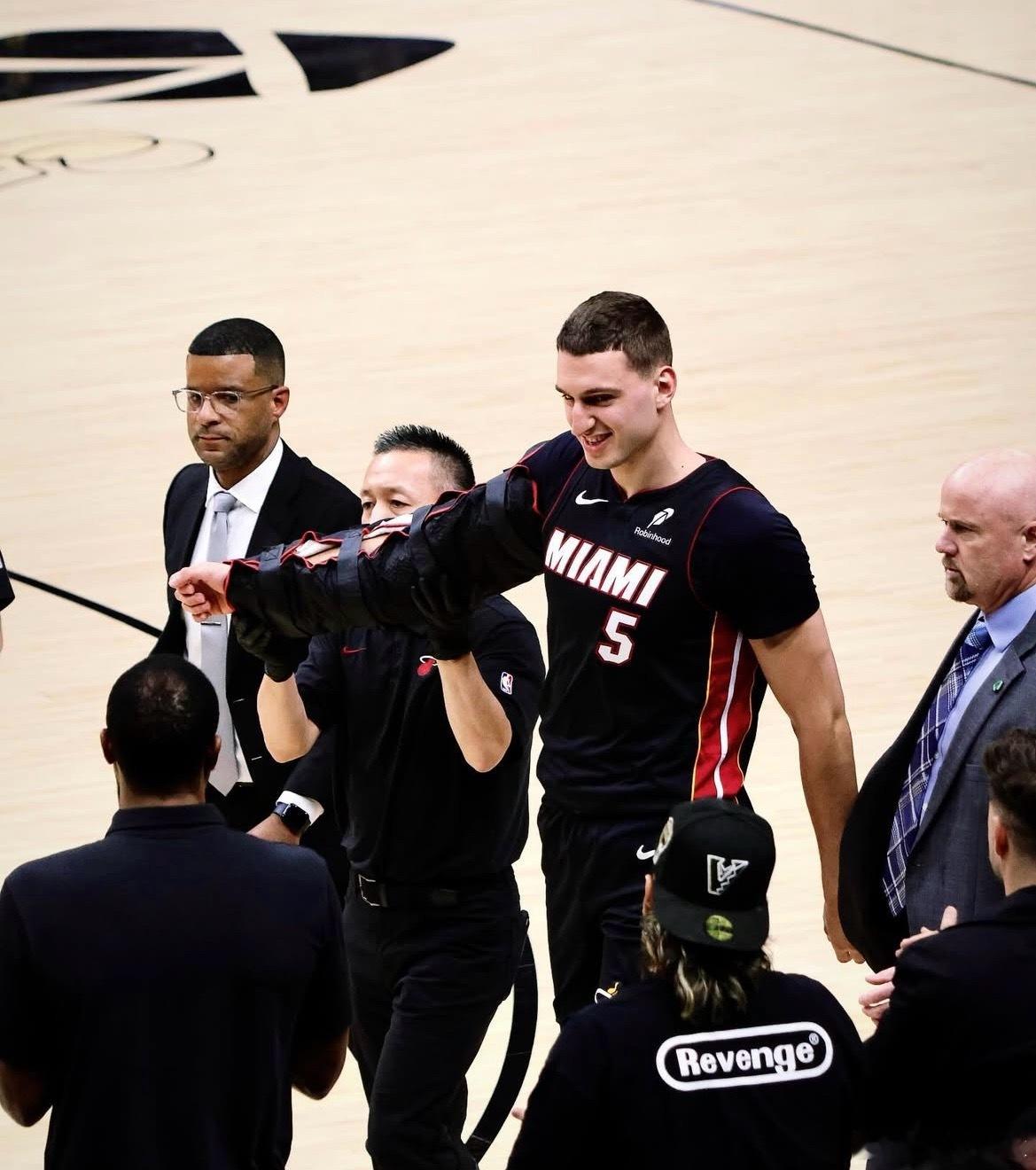 希罗和约维奇问题都不大🙏约维奇右肘挫伤并伴有皮肤裂伤，状态列为每日观察。希罗￼