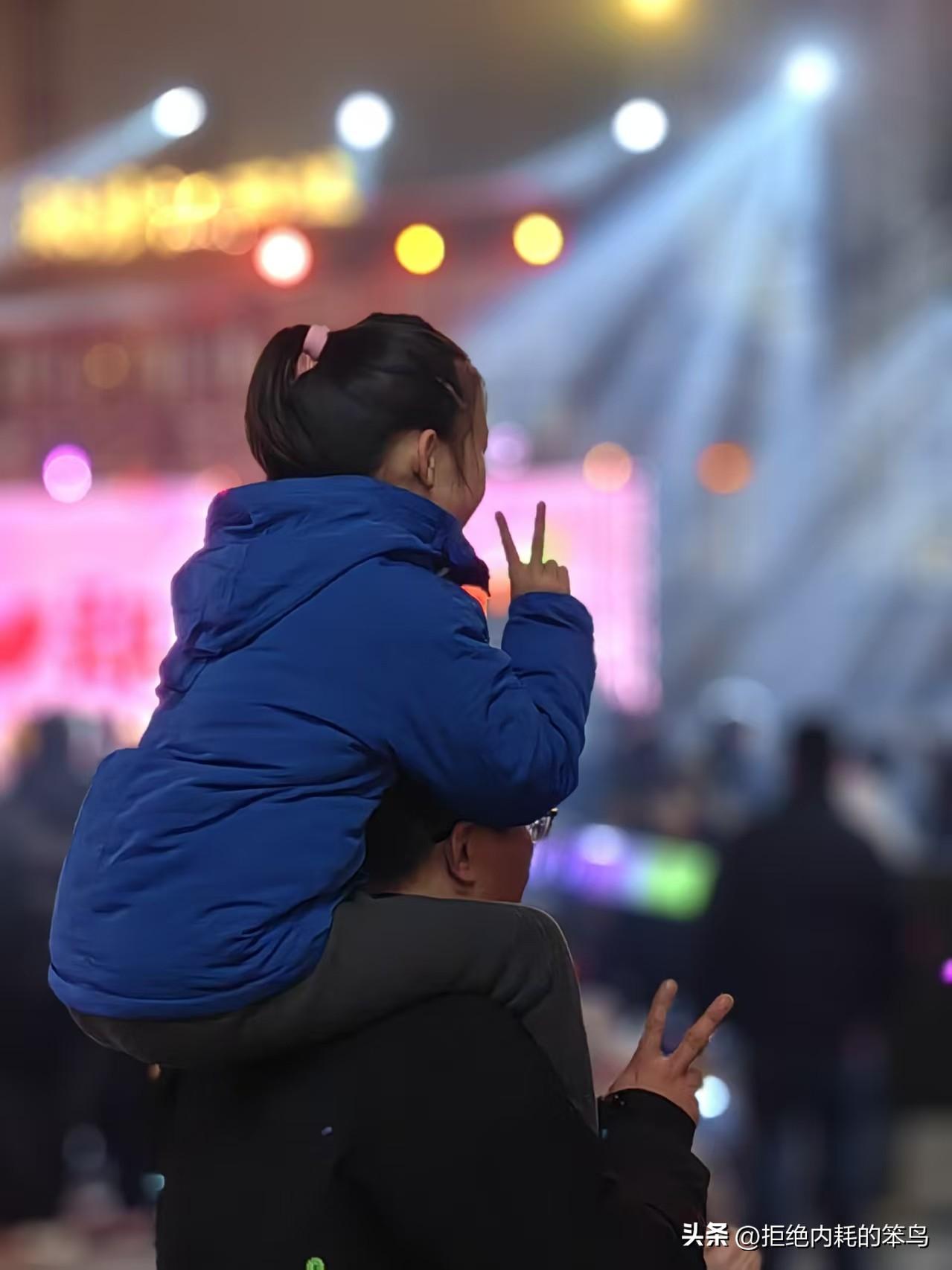 那天早上在路边看见初恋，弯腰正在捡矿泉水瓶。

十年了。她还是那么专注，那么认真