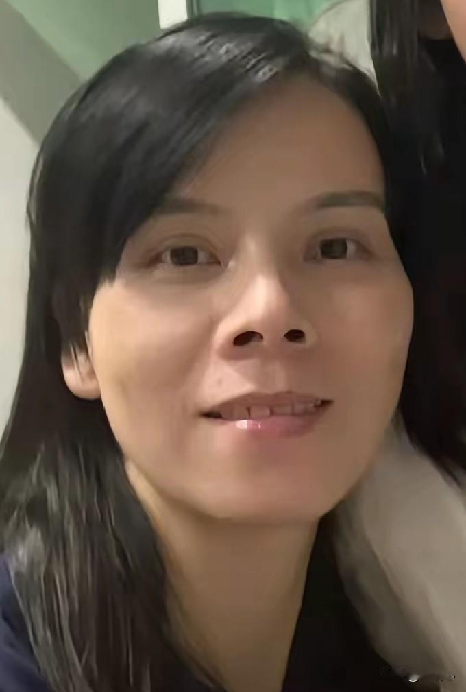 什么样的痛，让这位风姿绰约的母亲，变成形如枯槁的老人，就短短几个月，痛心[流泪]