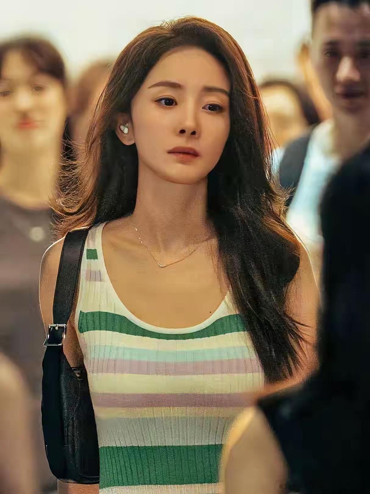 我有预感，这次《惊蛰无声》播出后，找杨幂合作的品牌估计要排到法国去了，因为她这条