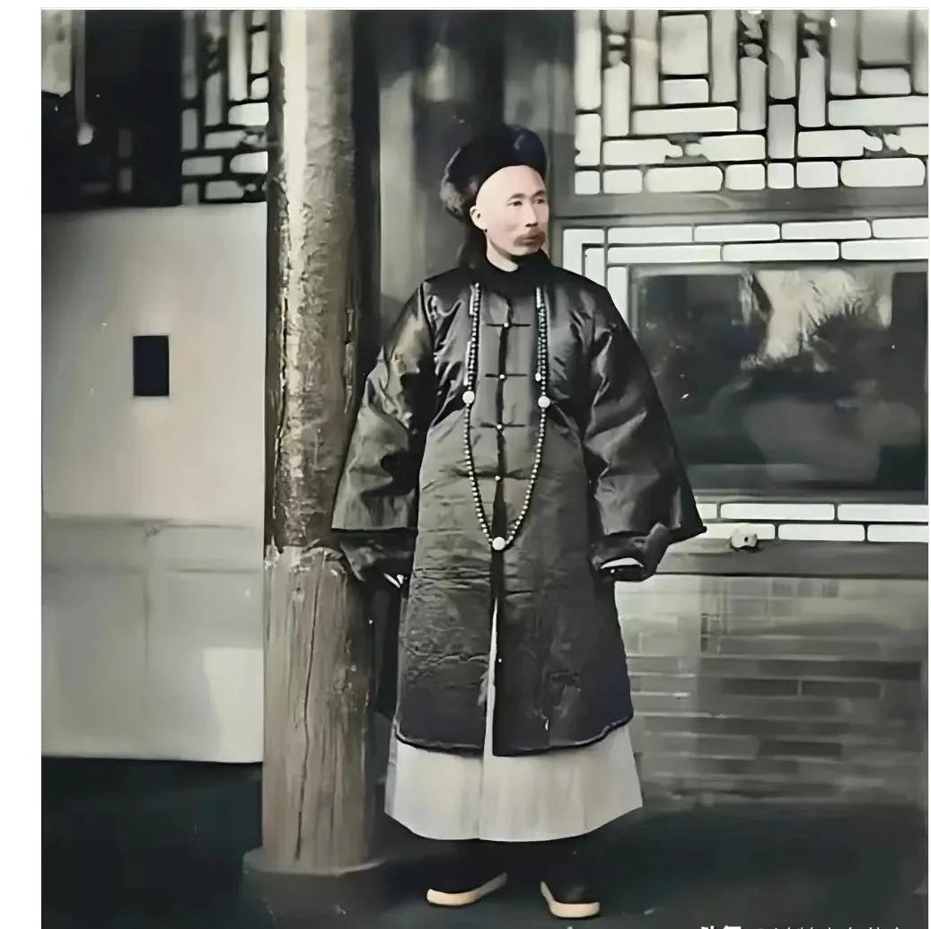 1871年，48岁的李鸿章在保定直隶总督府留下这张早期影像。照片中的他身姿挺拔，