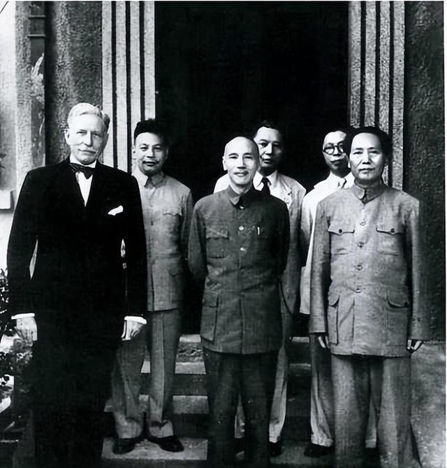 1975年 蒋介石 逝世，入殓时穿7条裤子7件内衣。毛主席听闻死讯一脸凝重，沉默