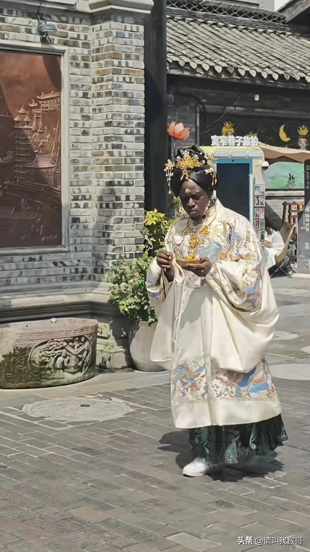 这是什么服装，有知道的吗？