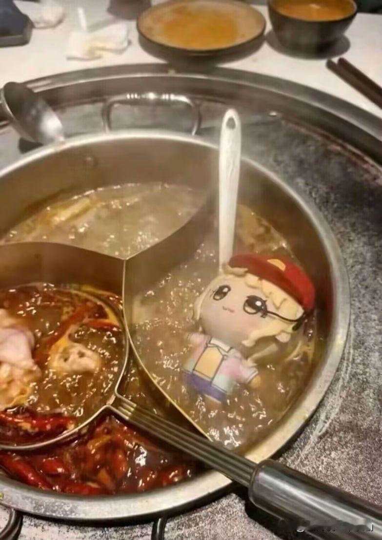 隔壁快三十的叔叔抱着棉花娃娃一个人吃饭，还把娃娃掉锅里了，你可千万别学他