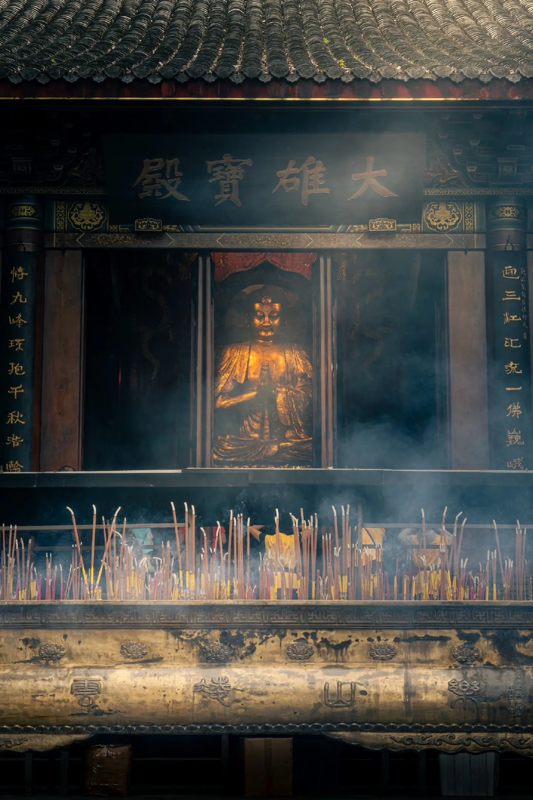 乐山大佛背靠的凌云山藏着许多古寺，檐角风铃与雕梁木语在山风中交错，佛像庄严静立，