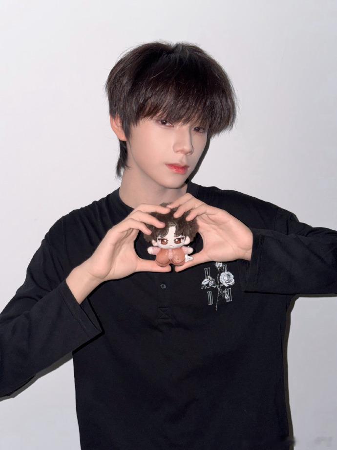 王橹杰和娃娃自拍合照王橹杰展示娃娃四连拍神态高度契合仿佛是大小版本的同一个小可爱