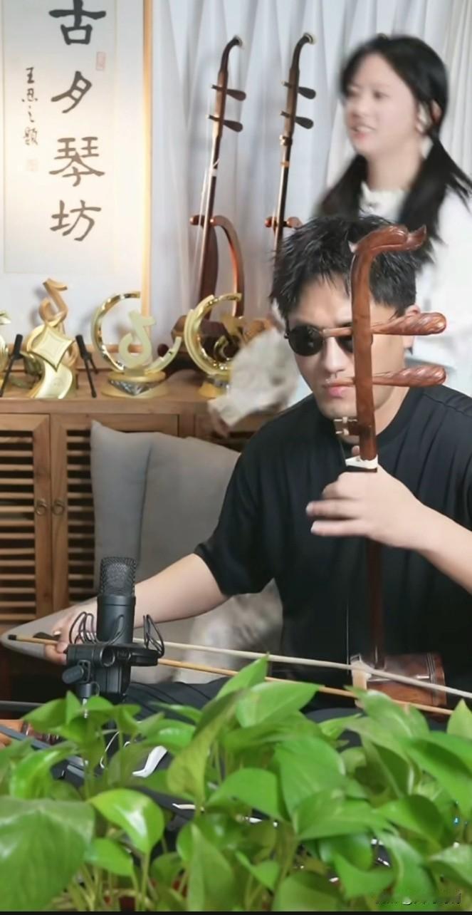 力哥真是直播间的欢乐源泉啊，力哥再现蹦蹦跳跳进入直播间名场面，如此欢乐的力哥这得