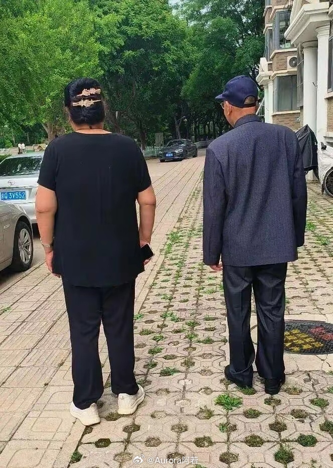 被拐妇女郭小玲，背负“重婚罪”罪名申诉了三十多年。而当年拐卖她的人贩子，却因“超