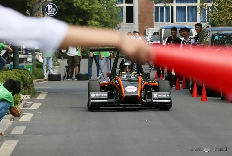 确定方向盘规格的依据是什么？汽车方向盘标 方向盘 

方向盘尺寸变小的原因完全可