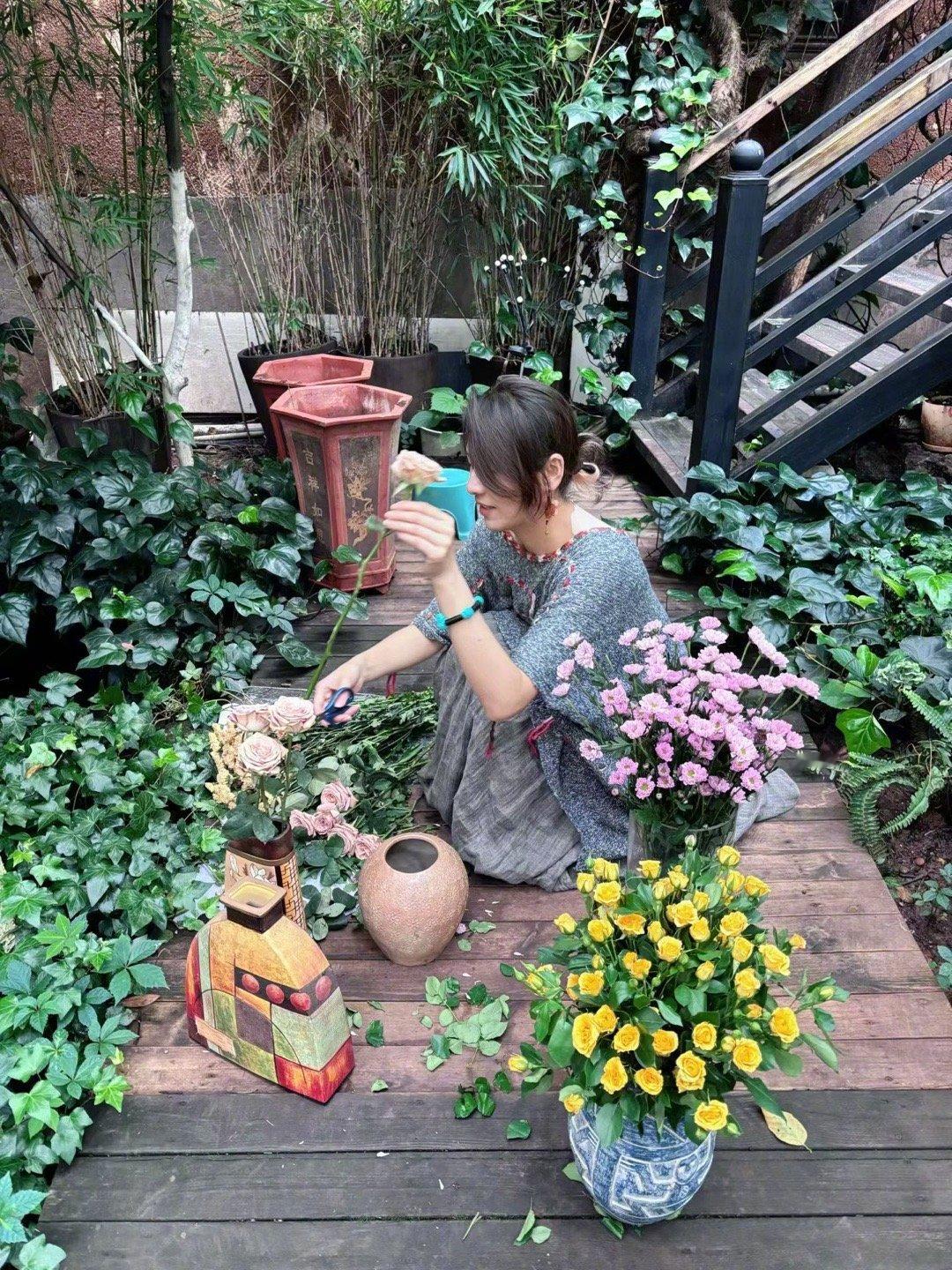 匮乏，指的是一个人对自己的人生，在内心体验上的不足，既没有深度，也缺乏广度；丰盛