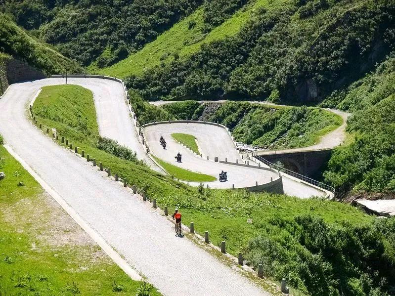 瑞士是一个小国，但他们的防御策略却非常独特。他们采取了一种叫做“拆除通道”的防御