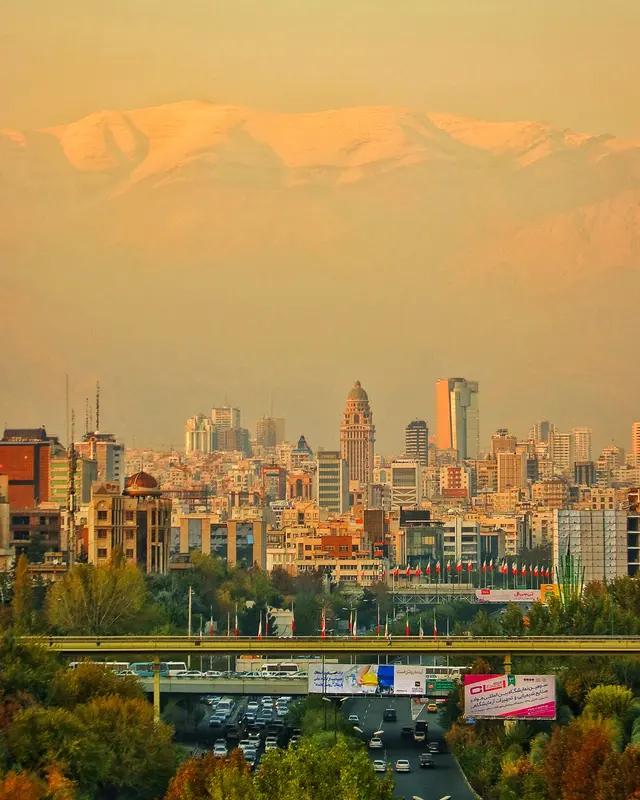 防空系统已启动 当地时间22日晚到23日凌晨，德黑兰可真是“热闹非凡”。总台记者