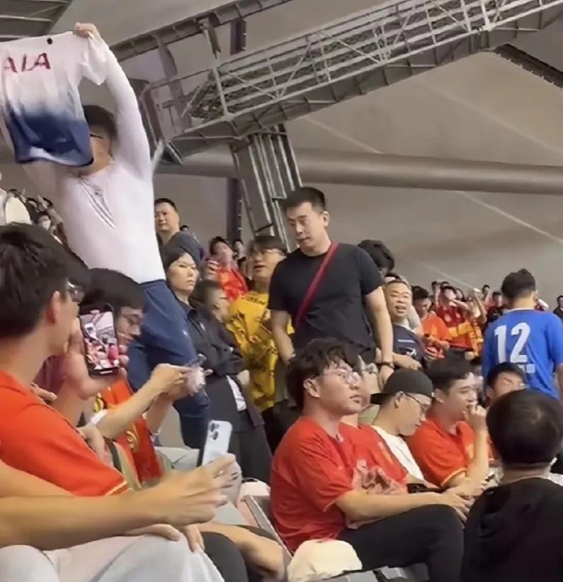 眼镜小哥火了！躲在女人后面的怂人！国足球迷真是克制，这位球迷5个示威：
1.公然