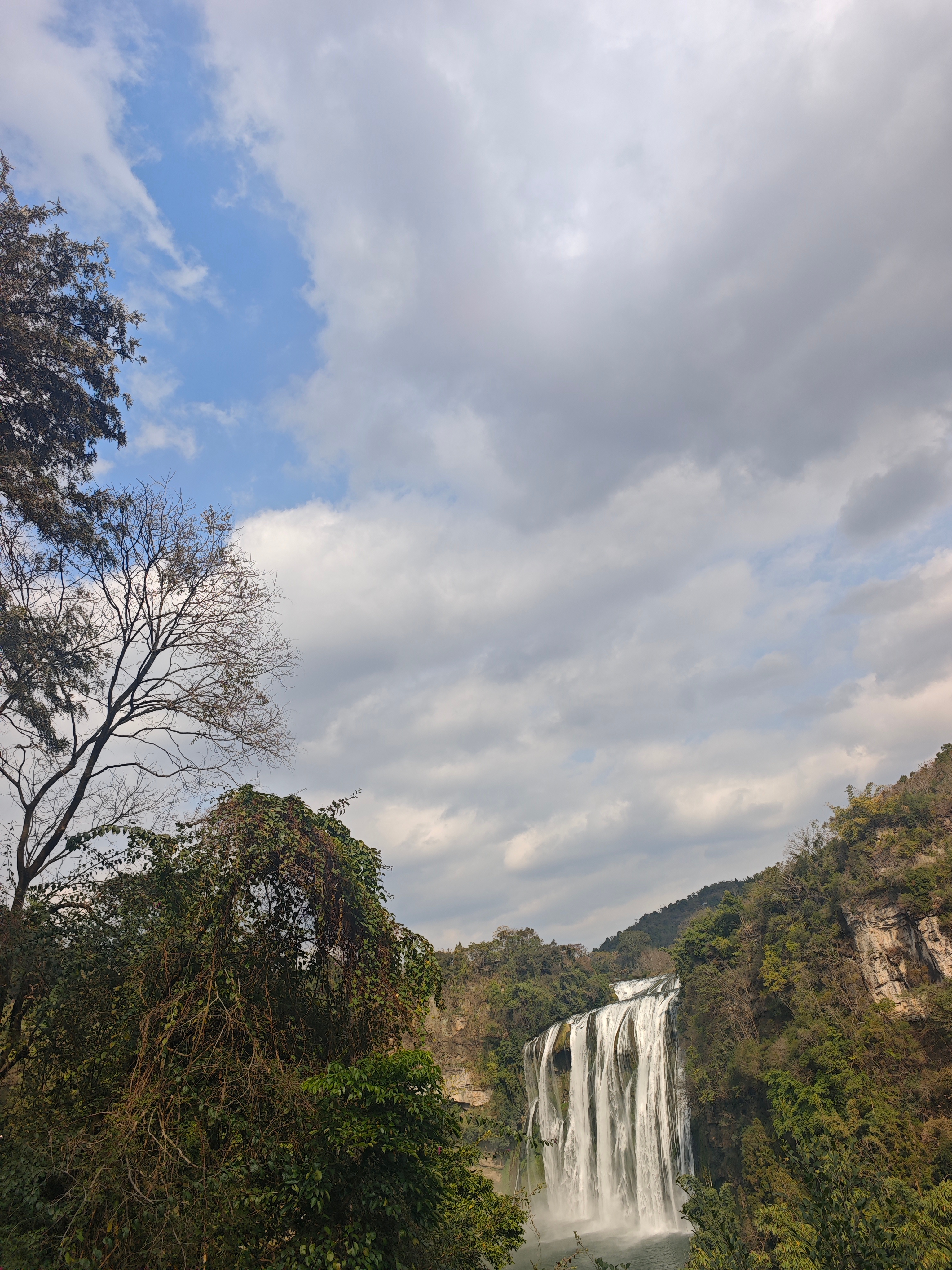 黄果树瀑布，画中的景色一些时候，看到的壁画，会有选择黄果树瀑布的场景。水量丰富得