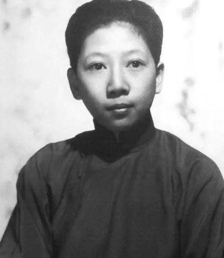 1946年，南京街头，一个穿着旗袍的女人被人摸了屁股，换了别人可能骂两句就算了，