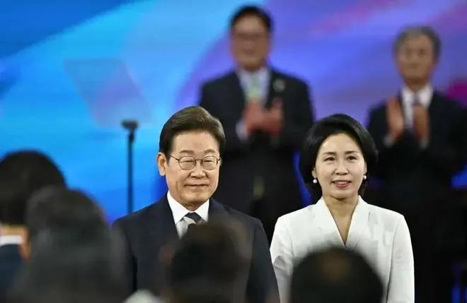 美韩敲定新贸易协议，韩国对美国全面开放国内贸易市场。
随着8月1日关税协商最后期
