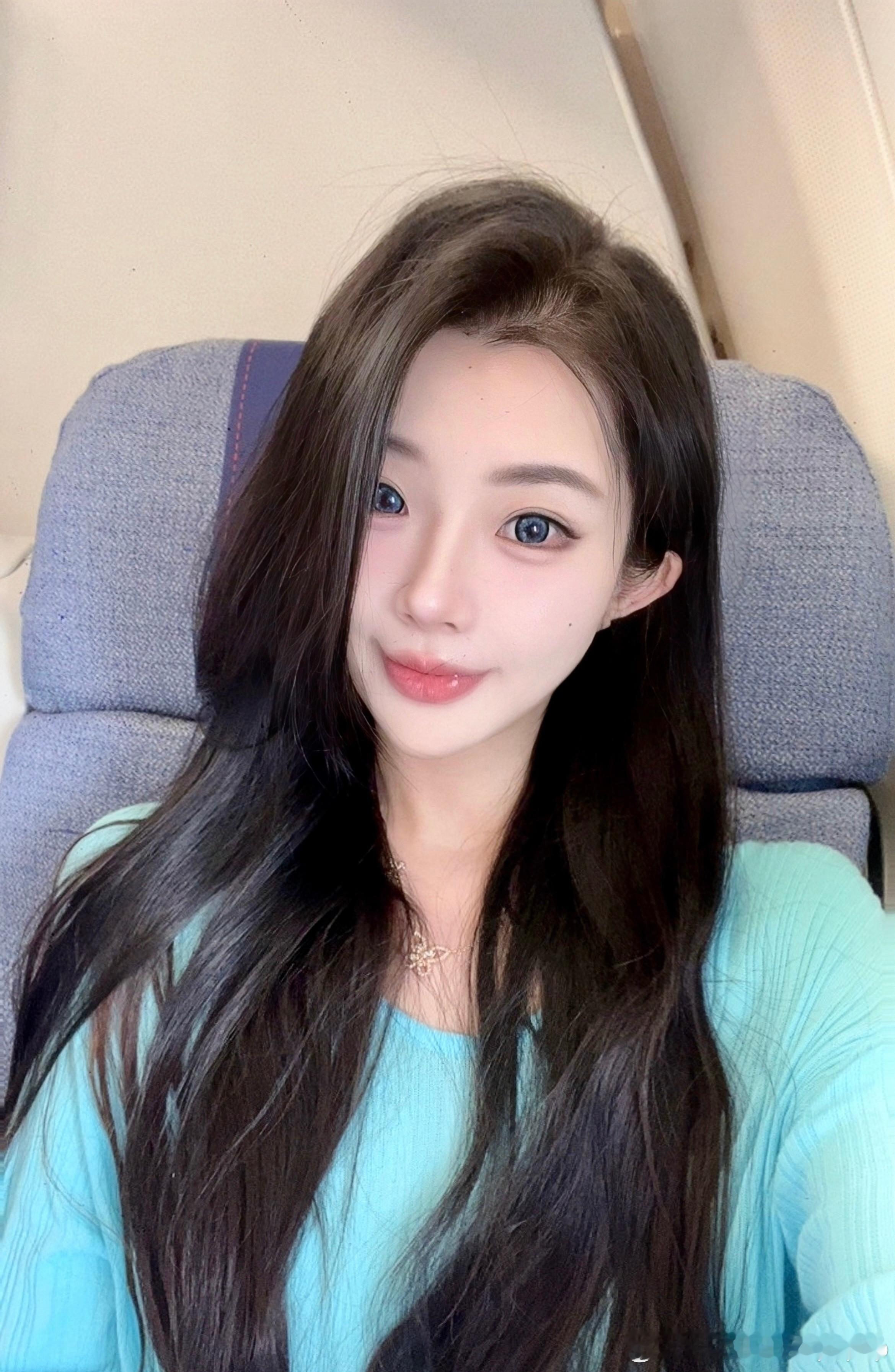 坐临坐这小哥社牛的不行了 我在那自拍他次次都要闯入我镜头 十几个小时的航程硬是酷