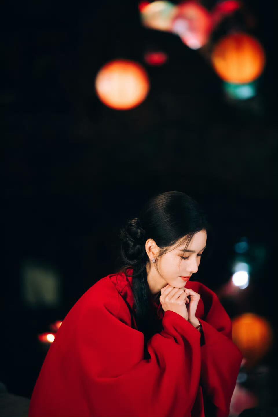 女神就这样淡妆浓抹总相宜太美了嘟嘟，好适合红色，大饱眼福！陈都灵 