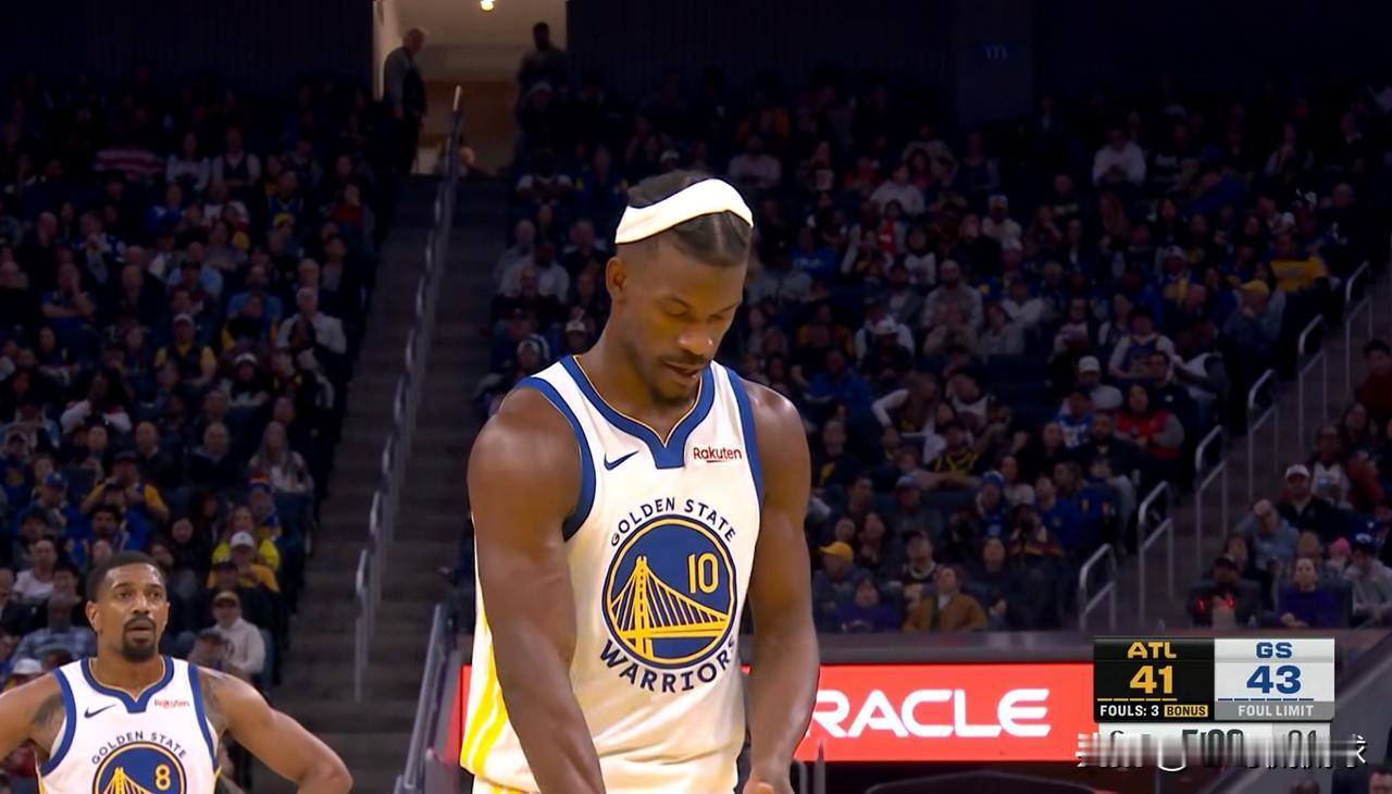 勇士超级巨星巴特勒真是笑死人了！在今天进行的勇士和老鹰的比赛中，当时比赛进行到了