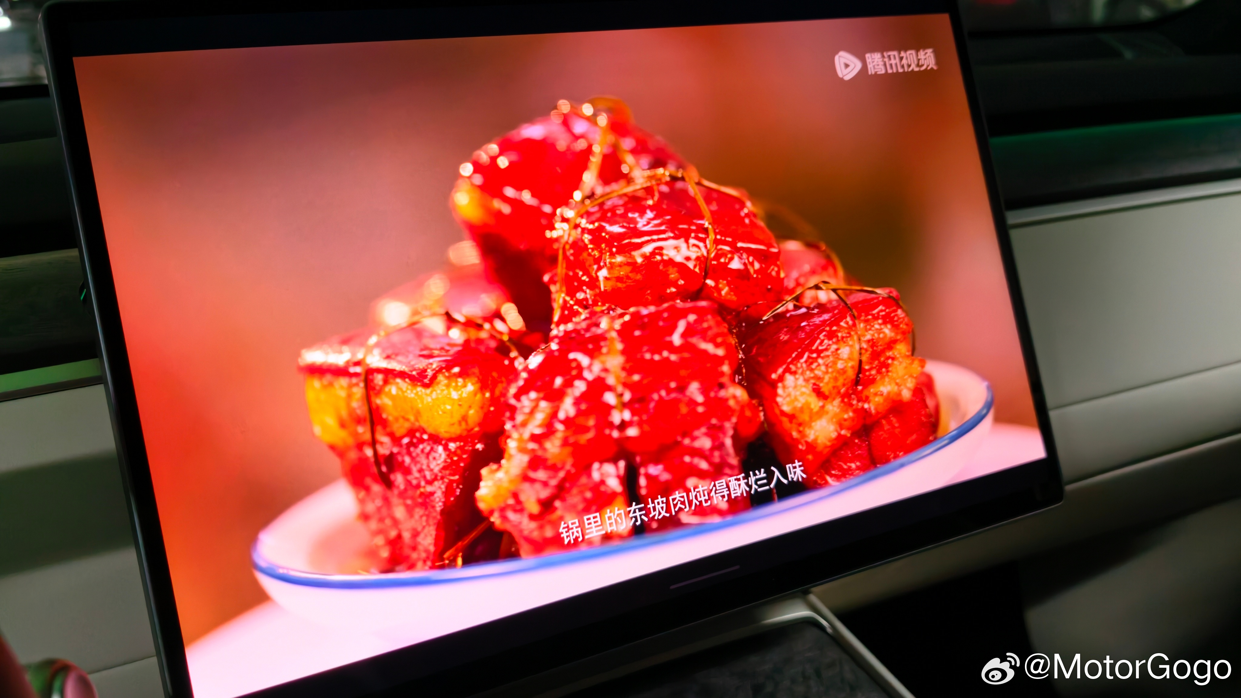有没有一样很喜欢看美食节目的？特别是充电的时候。美食节目是个百看不厌的节目，当你