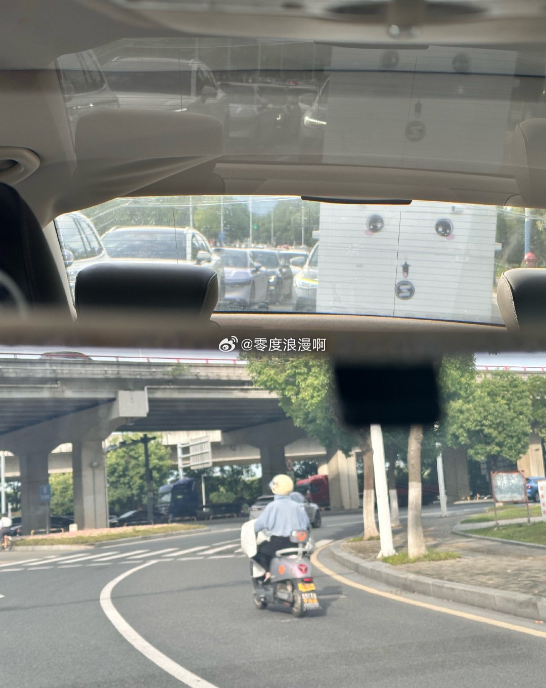燃烧的陀螺仪  早安后面有个小可爱