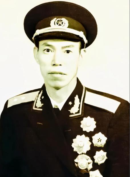 1973年，梁兴初将军被下放到太原一个化工厂劳动改造，一天他正在打扫卫生的时候，