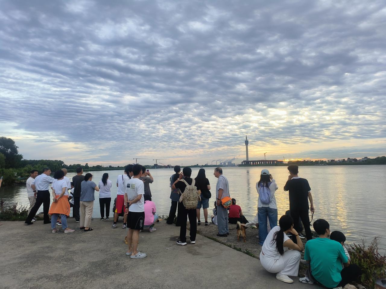 每天下午傍晚时分，田家庵淮河边，看淮河风景的人很多，拍照打卡的人也很多，其不知看