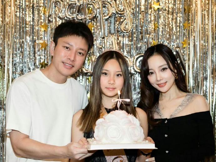 甜馨14岁生日全家福 李小璐还是那么美小甜馨都长这么大了，真是女大十八变呀 ​​